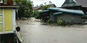 Detik-detik Rumah Berpenghuni Terseret Banjir di Sulsel, Ngeri!