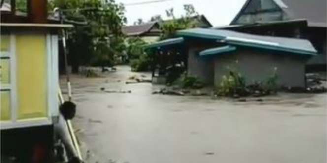 Detik-detik Rumah Berpenghuni Terseret Banjir di Sulsel, Ngeri!