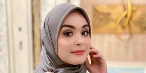 Pesona Vebby Palwinta Berhijab Syar'i Serba Hitam