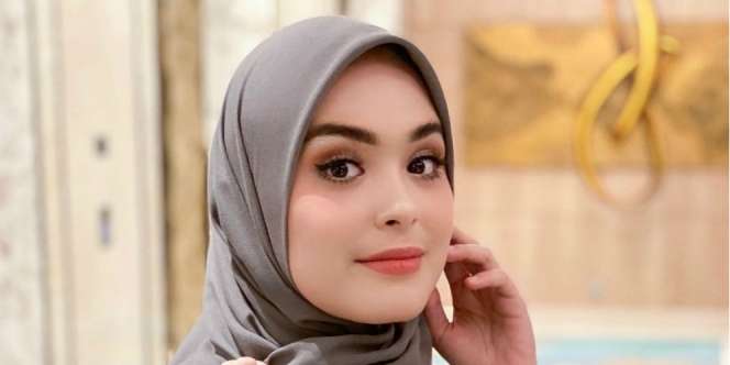 Pesona Vebby Palwinta Berhijab Syar'i Serba Hitam