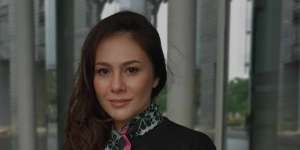 Pose Berani Wulan Guritno Hanya Pakai Blazer Bikin Heboh