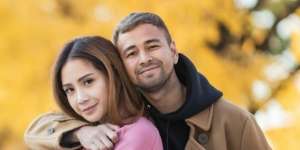 Mumpung Tak Ada Nagita, Raffi Ahmad Berenang Bareng Bule Cantik