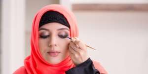Cara Tepat Memakai Eyeshadow Terang di Musim Hujan