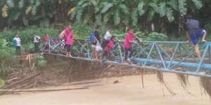 Demi Sekolah, Siswa Bertaruh Nyawa Seberangi Sungai Pakai Pipa