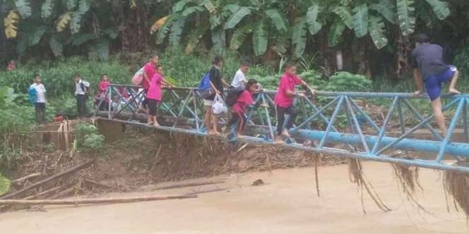 Demi Sekolah, Siswa Bertaruh Nyawa Seberangi Sungai Pakai Pipa