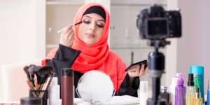 Jangan Sembarang Ikuti Tutorial! Ini Tips Makeup Agar Tetap Natural