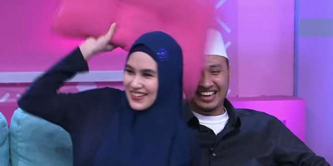 Kartika Putri Lempar Bantal ke Nikita Mirzani Karena Goda Suaminya