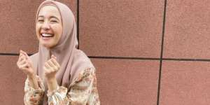 Gaya Hijab Formal Palazzo ala Laudya Cynthia Bella