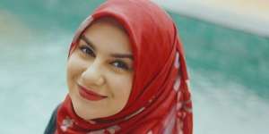 Pakai Korset, Gaya Hijab Irish Bella Jadi Sorotan