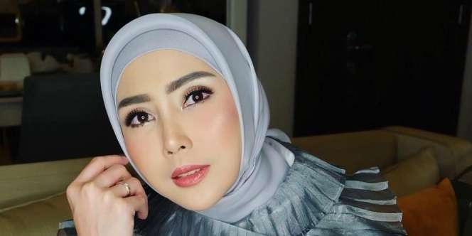Pink Merona, Pesona Fenita Arie dengan Makeup Flawless