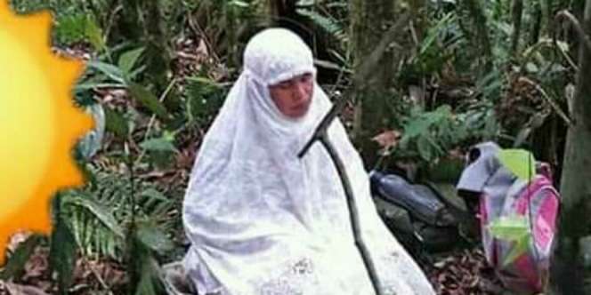 Anaknya Hilang di Gunung, Ibu Ini Sholat di Hutan Tak Henti Panjatkan Doa
