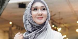 Gaya Hijab Stylish Dian Pelangi, dari Voal Sampai Kantoran