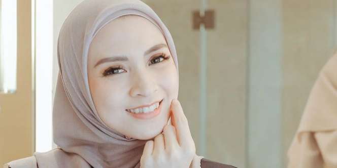 Simpel nan Elegan, Gaya Donita di Tanah Suci