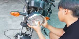 Cara Membersihkan Mika Lampu Sepeda Motor yang Berembun