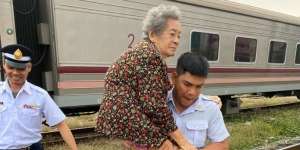 Aksi Menyentuh Kondektur Kereta Api Gendong Nenek Seberangi Rel