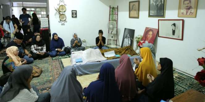 Isak Tangis Iringi Kedatangan Jenazah Ade Irawan 