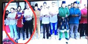 Sholat Jumat Sambil Gendong Anak, Ayah Muda Ini Banyak Dipuji