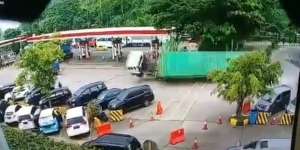 Video Truk Kontainer Terguling Timpa 7 Mobil di Rest Area Km 97 Tol Cipularang