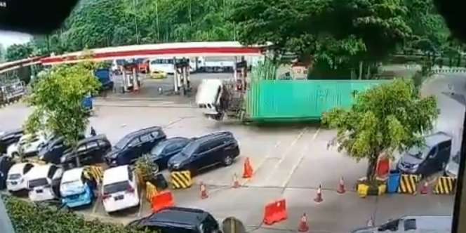 Video Truk Kontainer Terguling Timpa 7 Mobil di Rest Area Km 97 Tol Cipularang