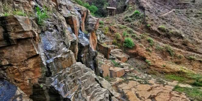 Curug Batu Templek, Sensasi Berlibur di Tebing Batu