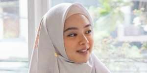 Baru Melahirkan, Lindswell Kwok Merona dengan Riasan Pink Blush