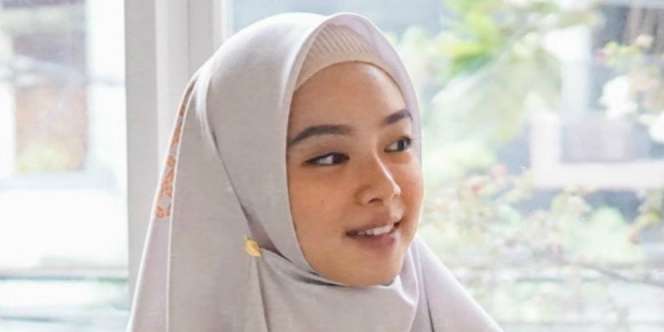 Baru Melahirkan, Lindswell Kwok Merona dengan Riasan Pink Blush