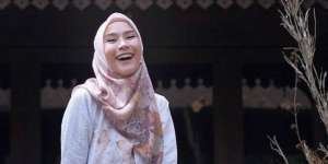Zaskia Mecca Elegan Pakai Fringe Outfit Serba Putih