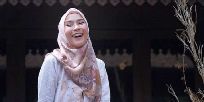 Zaskia Mecca Elegan Pakai Fringe Outfit Serba Putih