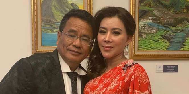 Foto Bareng, Gaun Merah Aspri Hotman Paris Jadi Sorotan