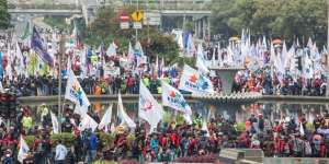 Tolak Omnibus Law, Buruh Kepung DPR