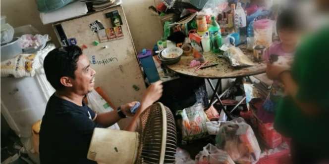 Abaikan Perbedaan, Pria Ini Bantu Benahi Rumah Tetangga