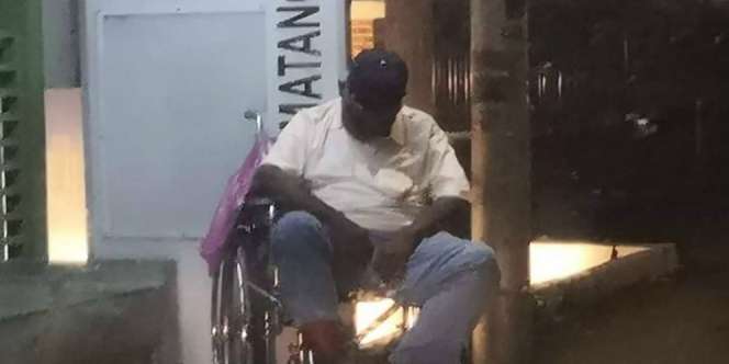 Foto Pilu Kakek Tidur di Kursi Roda Menunggu Bus Tengah Malam