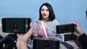 Pesona Wika Salim Pakai Celana Gemas Bikin Klepek-klepek