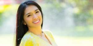 Main ke Pantai, Outfit Angel Karamoy Jadi Sorotan