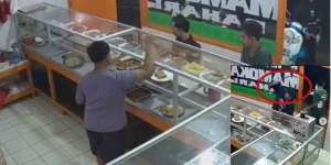 Mencekam! Aski Begal di Warteg Jaksel Terekam CCTV, Kalungkan Celurit ke Korban