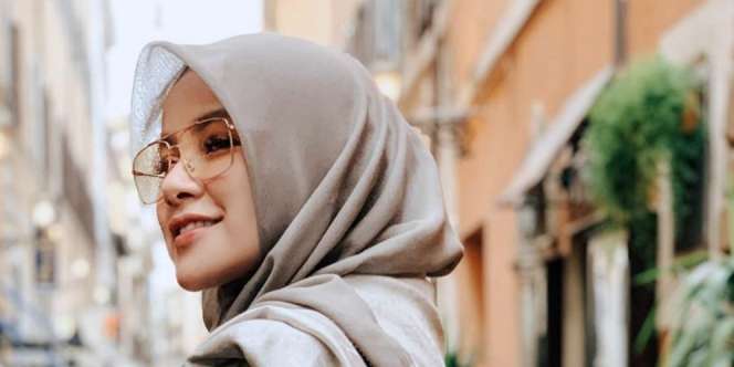 Potret Elegan Olla Ramlan Berpadu Tas Mewah Hampir Rp1 Miliar