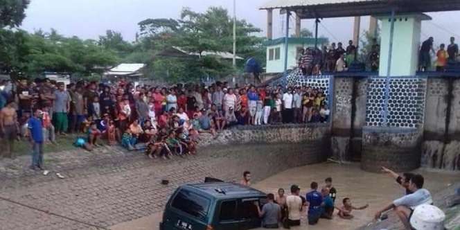 Remaja Diduga Panik dan Injak Gas, Minibus Nyemplung ke Bendungan