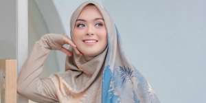 Vebby Palwinta Memesona Pakai Gamis Kasual