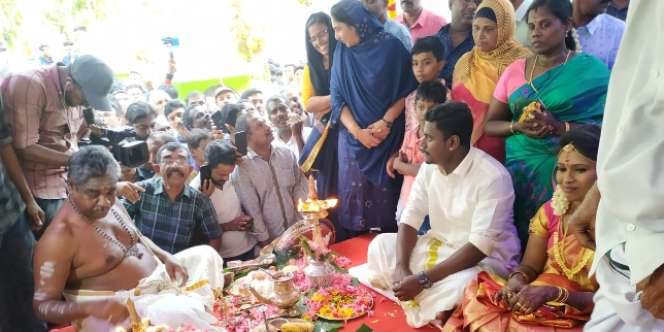 Viral Pengantin Hindu Menikah di Masjid
