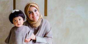 Mudah Ditiru, Gaya Hijab Kece Nycta Gina Momong Anak