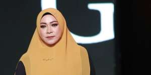 Gaya Cetar Melly Goeslaw Pakai Hijab Anting Serba Hitam