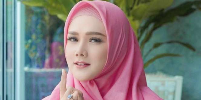 Ikut Rapat DPR, Hijab Jadul Mulan Jameela Disorot
