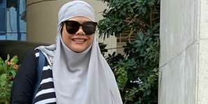 Modis Bercadar, Gaya Hijab Okky Lukman Saat Umroh