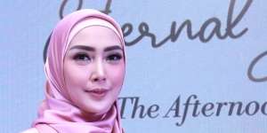 Padu Padan Rok Plisket High Waist ala Fenita Arie