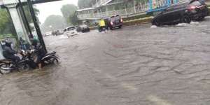Hujan Sejak Pagi, Sejumlah Ruas Jalan di Jakarta Tergenang
