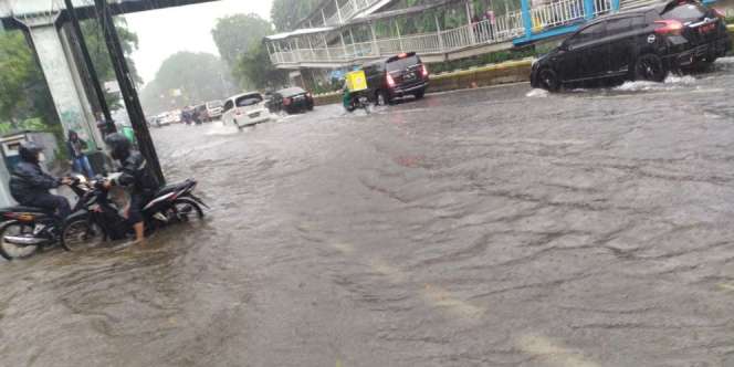 Hujan Sejak Pagi, Sejumlah Ruas Jalan di Jakarta Tergenang