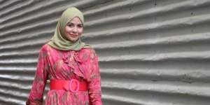Meisya Siregar Tampil Fresh Pakai Outfit Colorful