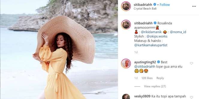 Gaya Cetar Siti Badriah di Pantai, Astaga Topinya!