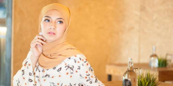 5 Langkah Bikin 'Negative Space Eye Makeup'