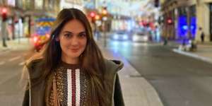 Padukan Kupluk dan Tas Bermerek, Tengok Gaya Unik Luna Maya